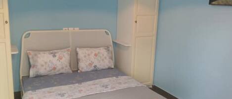 Iron/ironing board, WiFi, bed sheets