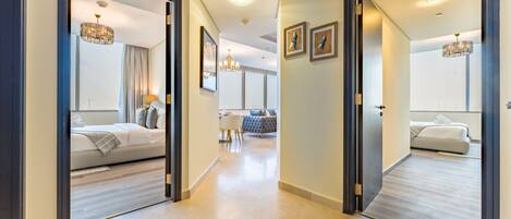 2 chambres, coffres-forts dans les chambres, fer et planche à repasser