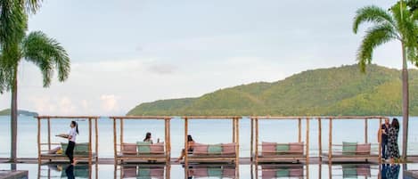 2 piscinas al aire libre, cabañas de piscina gratuitas, sombrillas