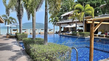 2 outdoor pools, free pool cabanas, pool umbrellas