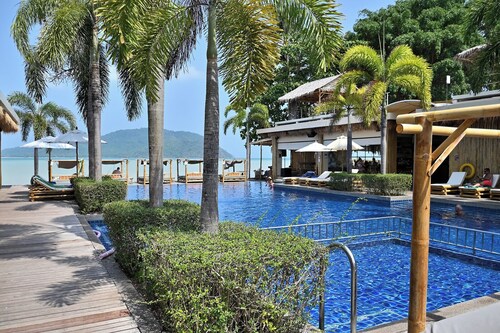 Beachfront and Pool 2 BR Apt- Celeena 870