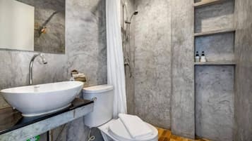 Deluxe Double Room, Balcony | Bathroom