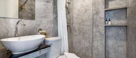 Deluxe Double Room, Balcony | Bathroom
