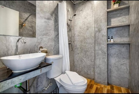 Deluxe Double Room, Balcony | Bathroom | Shower, hair dryer, slippers, towels. La Casa Residencies