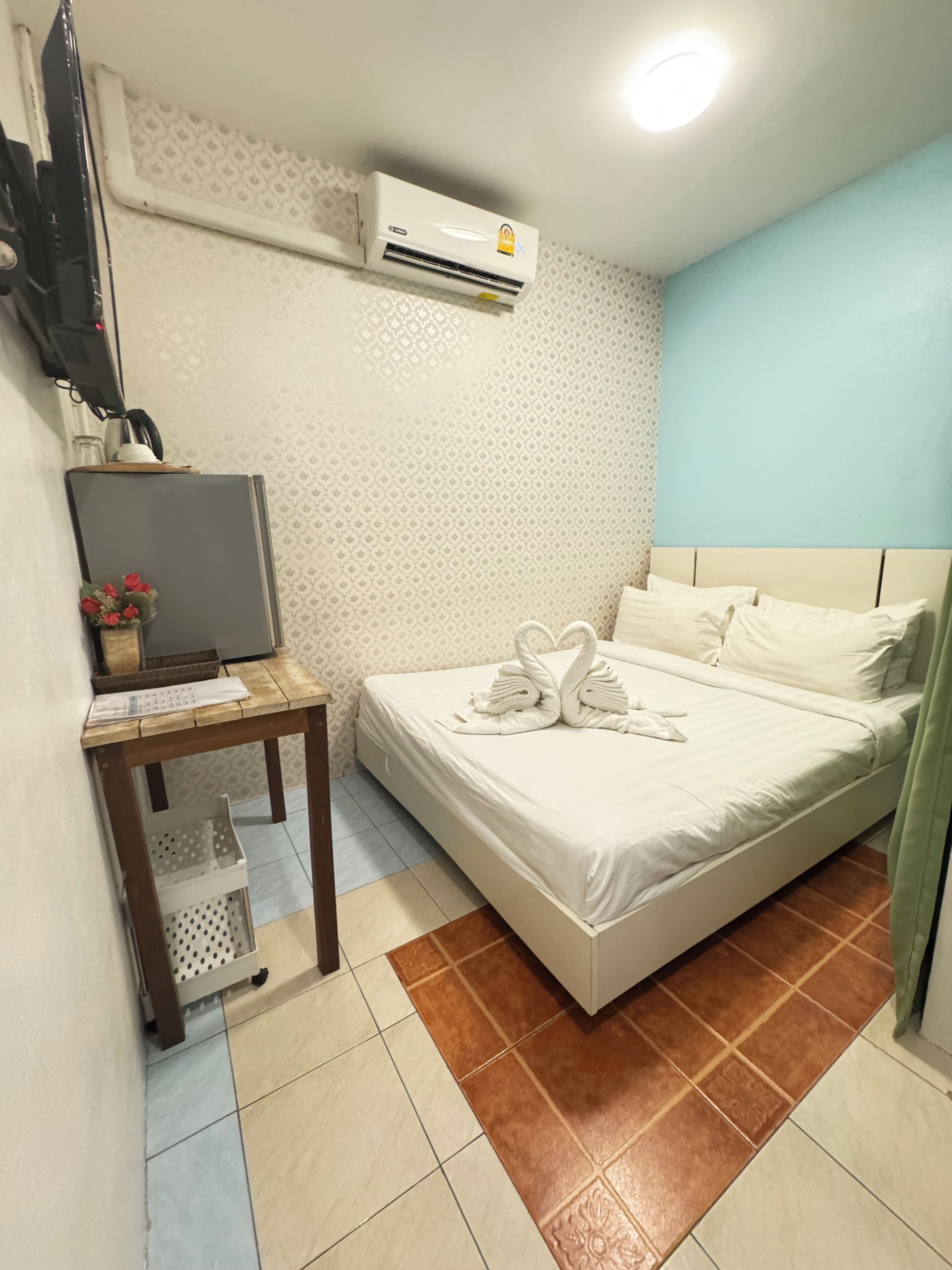 Standard Double Room | Minibar, in-room safe, iron/ironing board, free WiFi