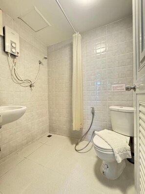 Room, 1 King Bed | Bathroom - La Casa Residencies (Patong)