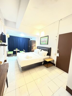 Room, 1 King Bed | Minibar, in-room safe, iron/ironing board, free WiFi - La Casa Residencies (Patong)