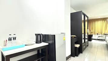 Room, 1 King Bed | Interior