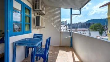 Kahden hengen deluxe-huone, parveke | Minibaari, tallelokero huoneessa, silitysrauta/-lauta, ilmainen Wi-Fi