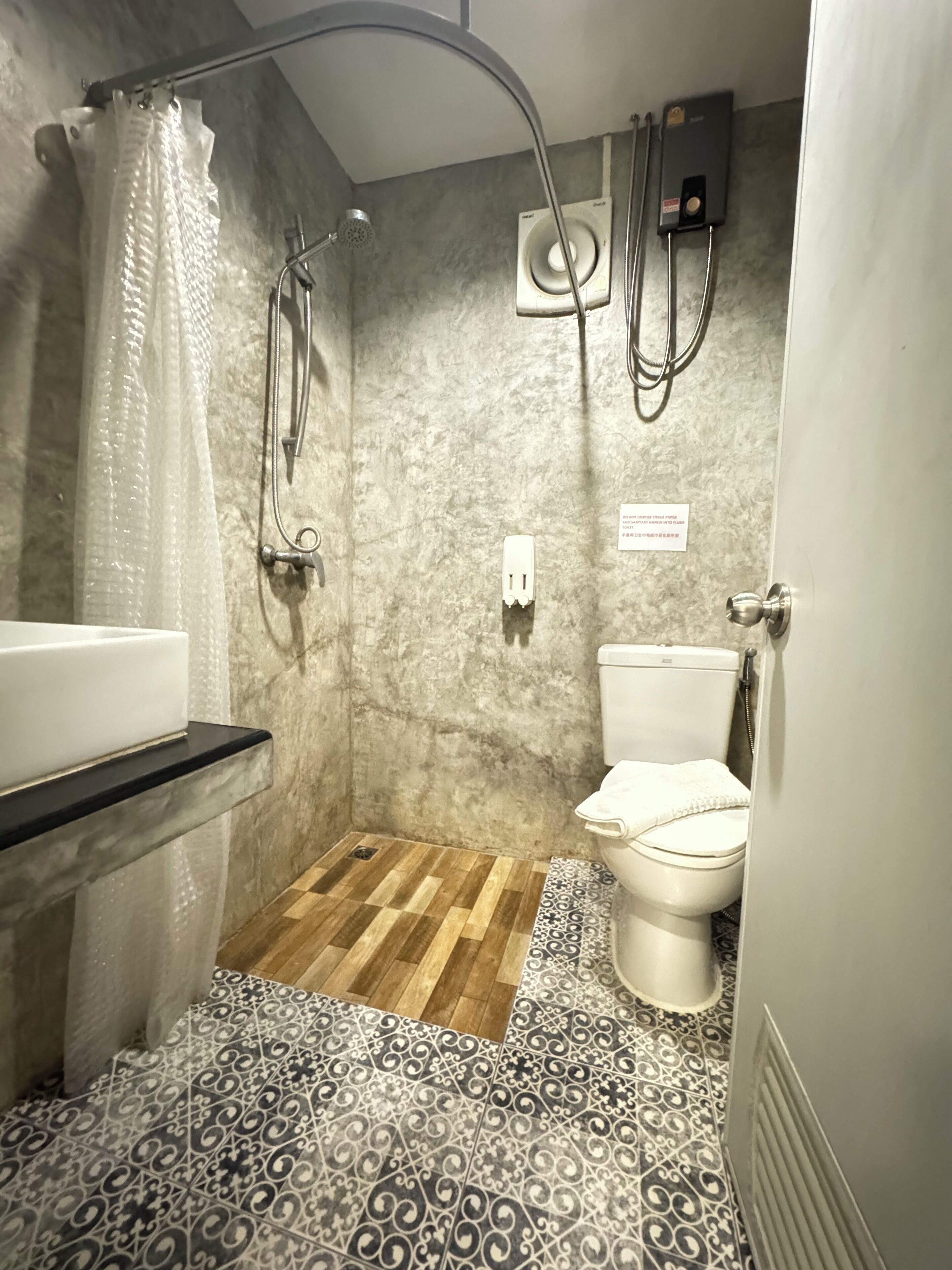 淋浴設備、吹風機、拖鞋、毛巾