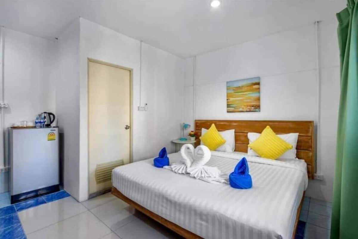 Minibar, in-room safe, iron/ironing board (on request), free WiFi