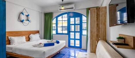 Habitació doble Deluxe, balcó | Minibar, caixa forta a l'habitació i planxa i posts de planxar