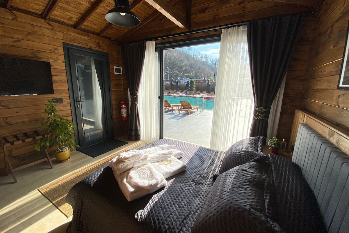 Bangalô conforto, vista para a piscina | Roupas de cama premium, cofres nos quartos, quartos à prova de som