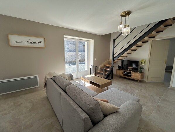 Televisión y chimenea