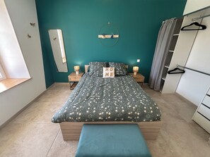 2 bedrooms, travel crib, free WiFi, bed sheets