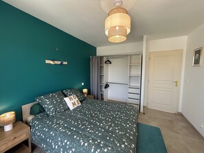 2 bedrooms, travel cot, free WiFi, bed sheets