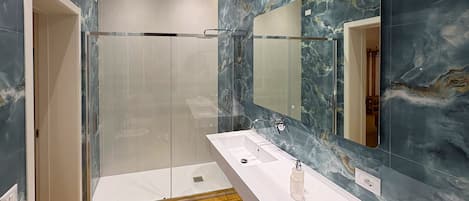 Shower, hair dryer, bidet, towels