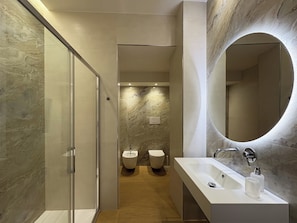 Dusche, Haartrockner, Bidet, Handtücher