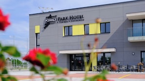 Un edificio moderno con un letrero que dice "KIRALY PARK HOTEL Sport Therapy Conference".