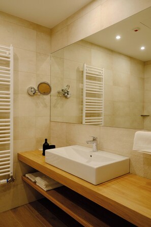 Standard Double Room | Bathroom | Shower, hair dryer, slippers, towels - Kiraly Park Hotel (Szombathely)