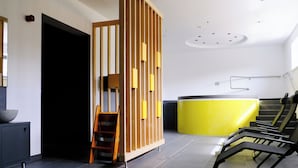 Un interior moderno con una escalera, un mostrador de recepción y una zona de estar.