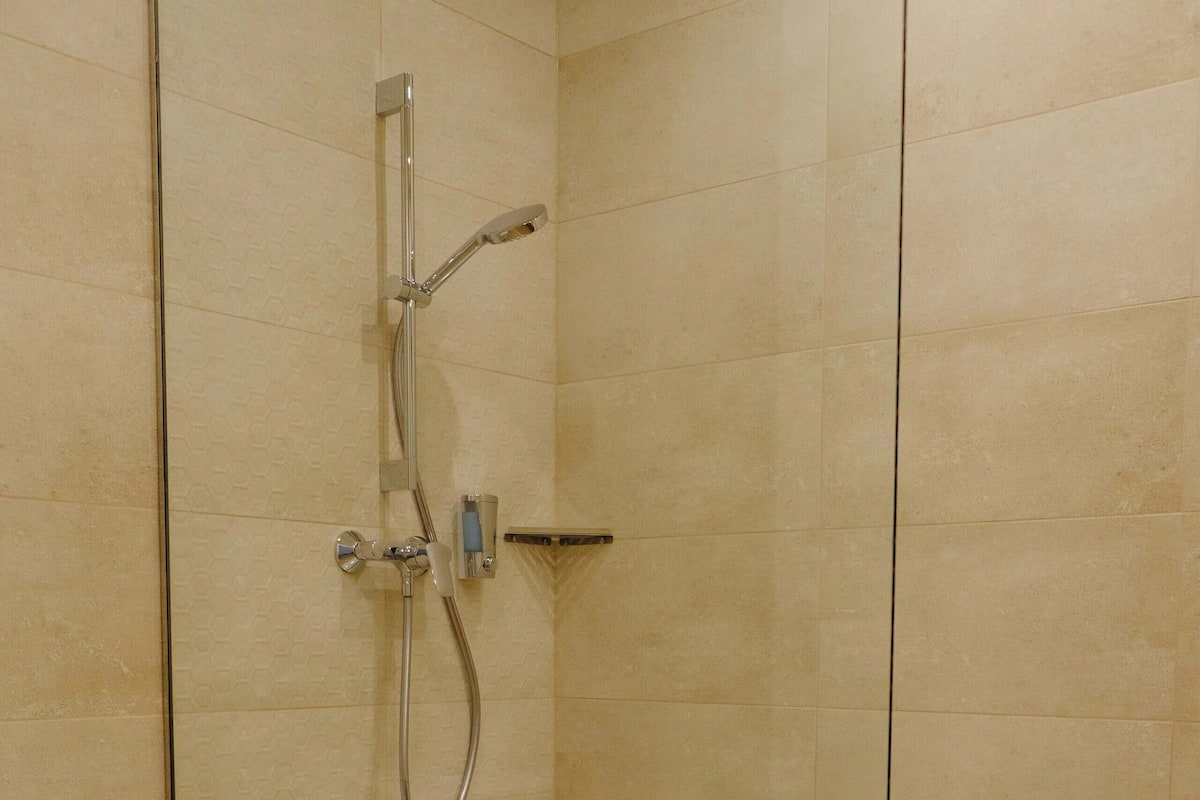 Standard Double Room | Bathroom | Shower, hair dryer, slippers, towels