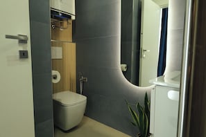 Deluxe Double Room, Balcony | Bathroom