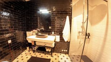 Dusche, Haartrockner, Bidet, Handtücher