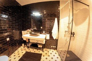 تجهيزات دش، مجففات شعر، مراحيض شطف، مناشف
