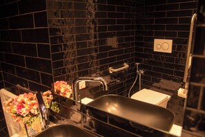 Douche, sèche-cheveux, bidet, serviettes fournies