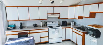 The Founder's Vista Suite | Spacious Ocean View Apartment with Full Kitchen
