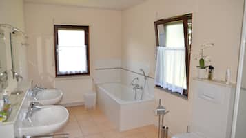 Ducha, secador de pelo, toallas