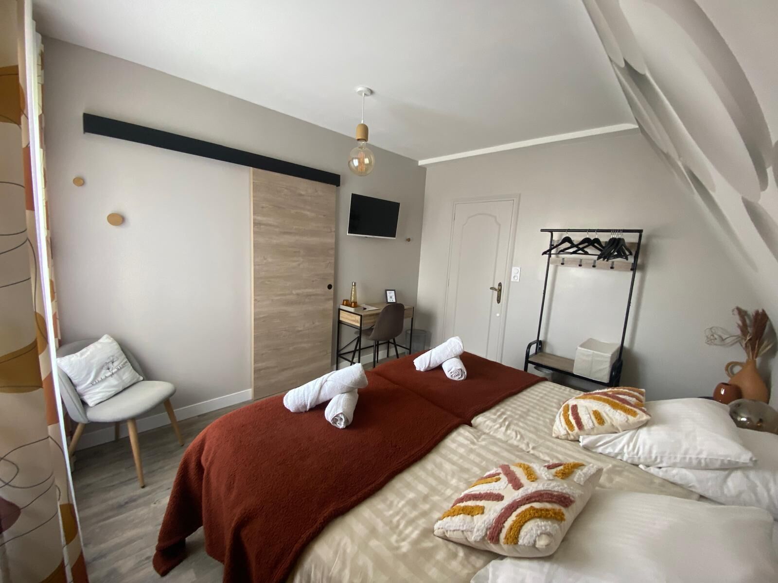 高級寢具、獨特裝潢、布置獨特、書桌