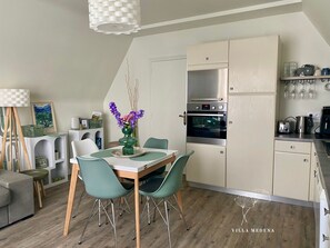 Full-size fridge, microwave, oven, stovetop
