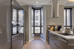 Fridge, oven, dishwasher, coffee/tea maker