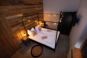 4 bedrooms, internet, bed sheets