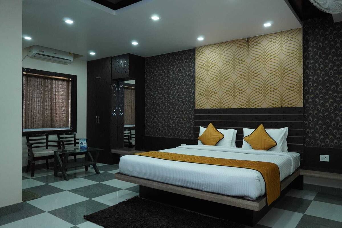 Blackout curtains, iron/ironing board, free WiFi