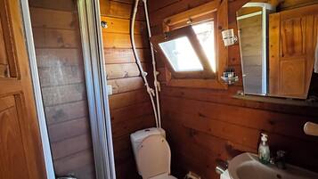 Comfort-Bungalow | Badezimmer | Haartrockner, Handtücher, Seife, Shampoo