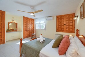 4 bedrooms, iron/ironing board, travel crib, free WiFi