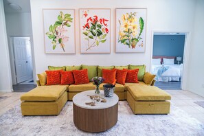 Vila família, 5 quartos, vista para o jardim, ao lado do lago | Área de estar | Smart TV 100 cm com canais a cabo