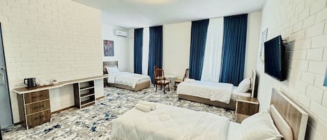 Habitación triple clásica, vista a la ciudad | Caja de seguridad en la habitación y escritorio