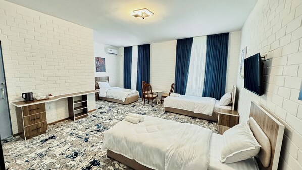Chambre triple classique, vue sur la ville | Coffre-fort, bureau, espace de travail pour ordinateurs portables