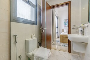 Shower, hair dryer, bidet, towels - Coastal Escape with Private Pool, Breathtaking Sea And Mountain Views (Fujairah)