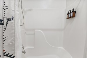 Regadera, secadora de cabello, toallas, shampoo