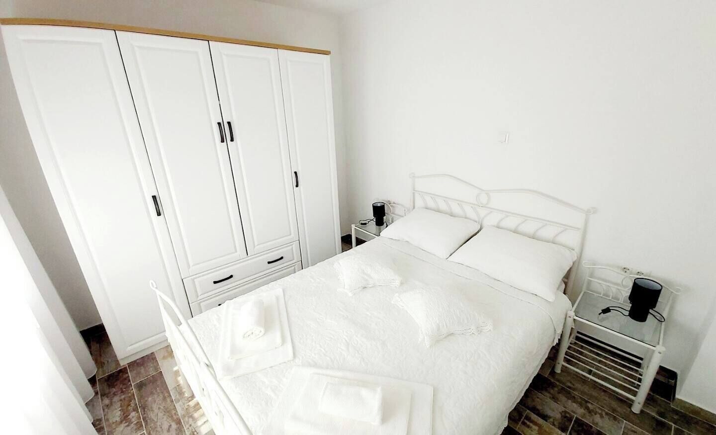 2 bedrooms, internet, bed sheets