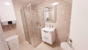 Séchoir à cheveux, serviettes fournies, savon, papier de toilette