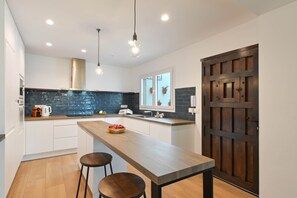 Fridge, microwave, oven, dishwasher - Villa Teresa by Marhen Homes (Javea / Xàbia)