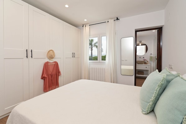 3 bedrooms, iron/ironing board, travel cot, free WiFi
