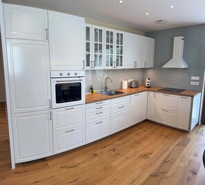 Refrigerador, microondas, horno, placa de cocina