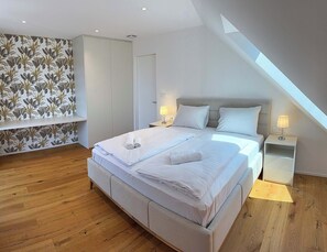 2 bedrooms, desk, WiFi, bed sheets